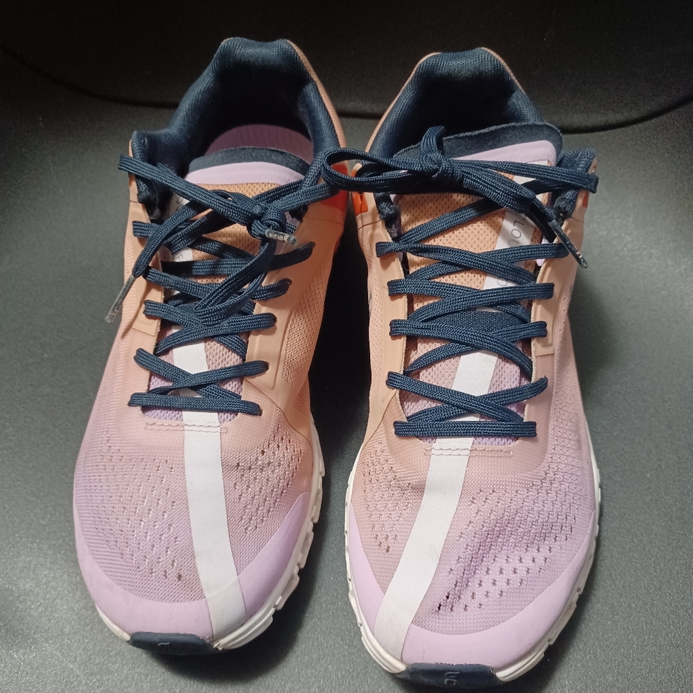 On Cloudflow running shoes in the Rose/Fiji colorway